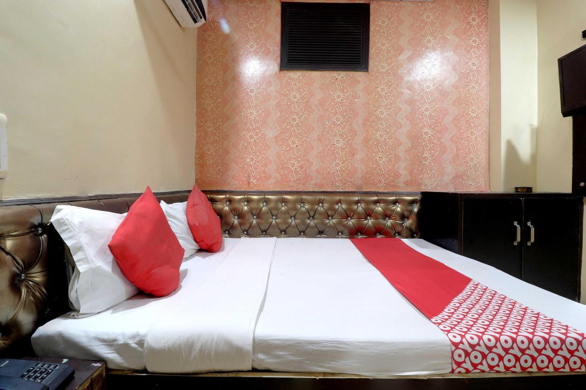 Oyo Flagship 81569 The Red Rose Inn New Delhi Bagian luar foto