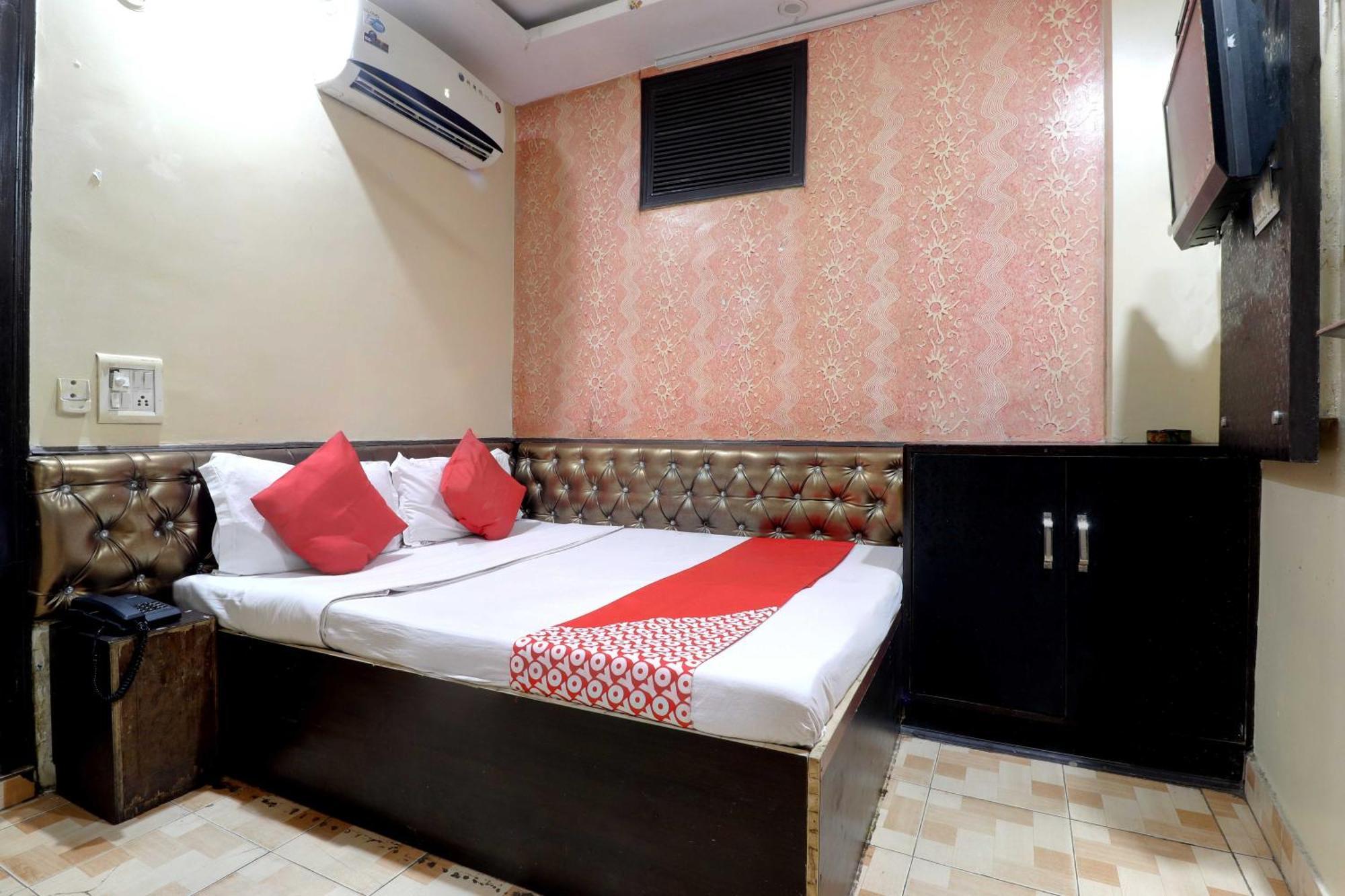 Oyo Flagship 81569 The Red Rose Inn New Delhi Bagian luar foto