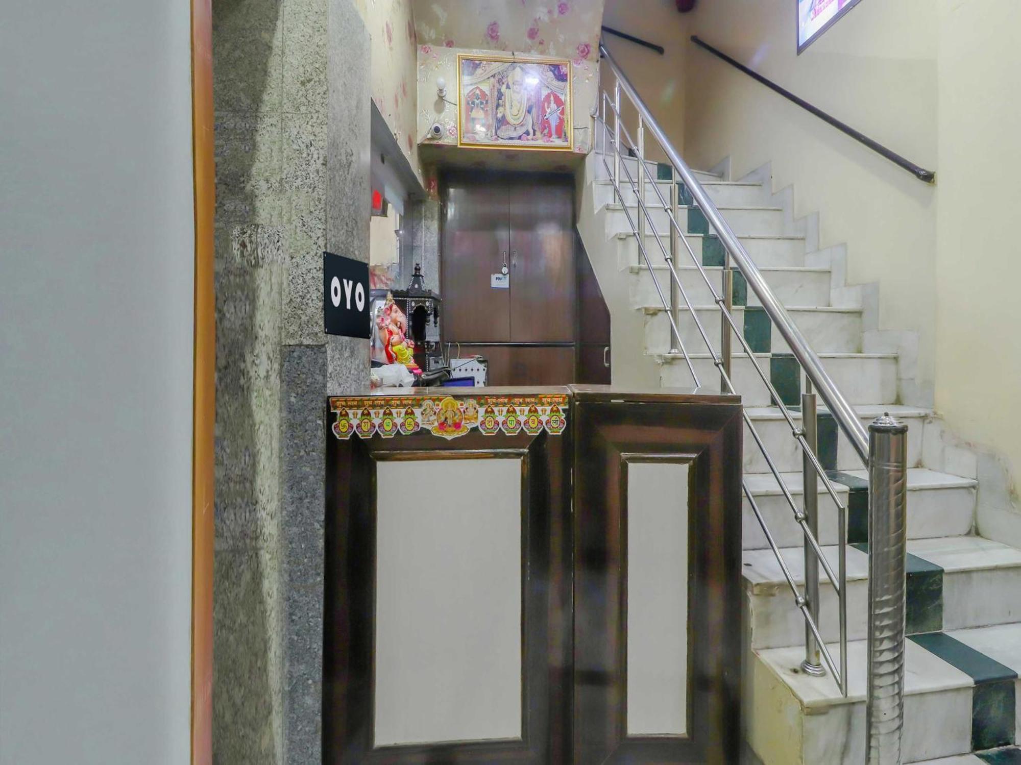 Oyo Flagship 81569 The Red Rose Inn New Delhi Bagian luar foto