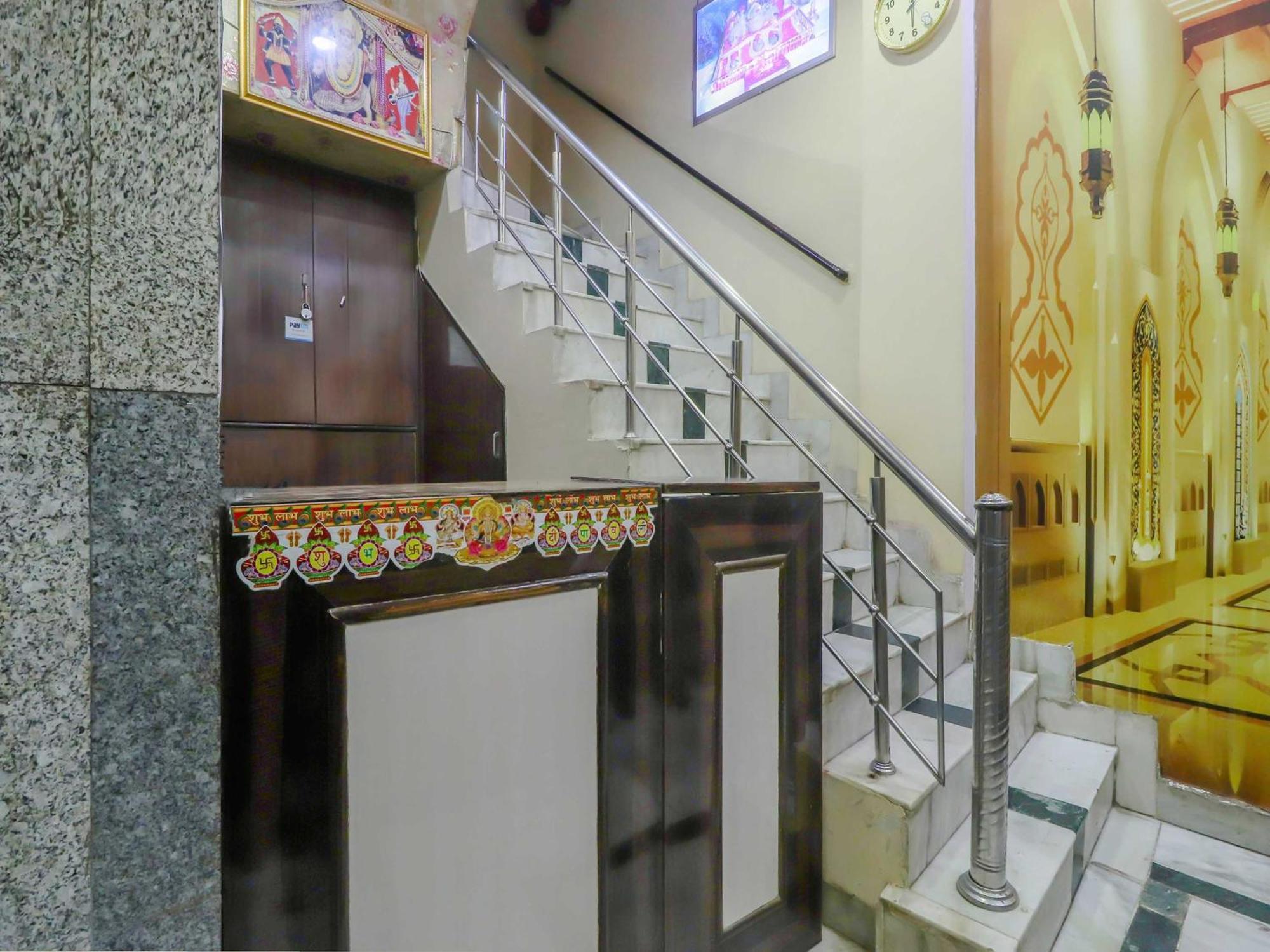 Oyo Flagship 81569 The Red Rose Inn New Delhi Bagian luar foto